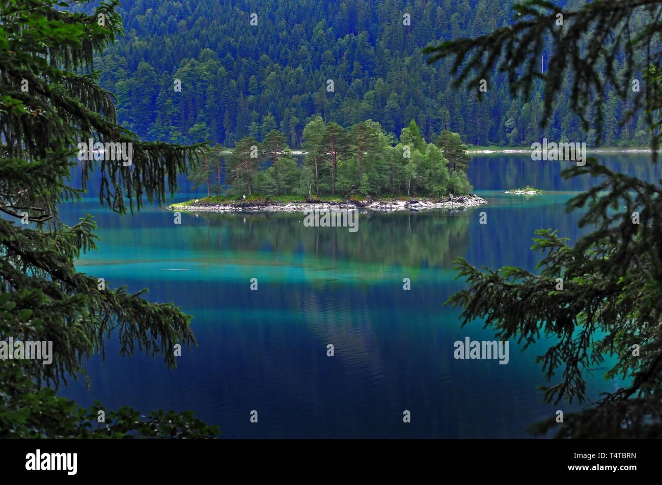 Isola in Eibsee sotto il massiccio dello Zugspitze a Garmisch-Partenkichen, Baviera, Germania, Europa Foto Stock