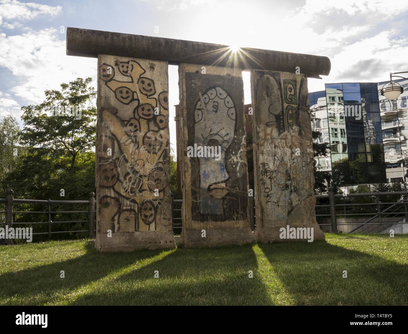 Parte dell'originale Muro di Berlino sulla strada del ricordo presso il Ministero degli Interni, Moabit di Berlino, Germania, Europa Foto Stock