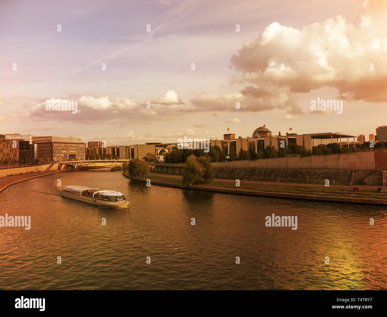 Gita in barca sul fiume Spree, Edificio governativo, Sprea, il distretto governativo di Berlino, Germania, Europa Foto Stock