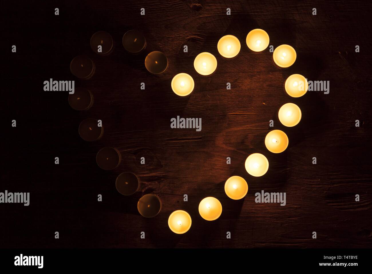 A forma di cuore ha stabilito le candele, la masterizzazione Foto Stock