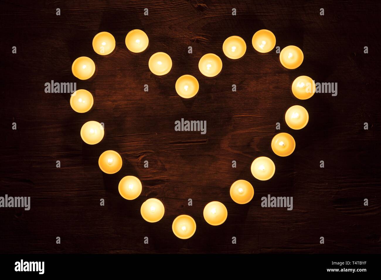 A forma di cuore ha stabilito le candele, la masterizzazione Foto Stock