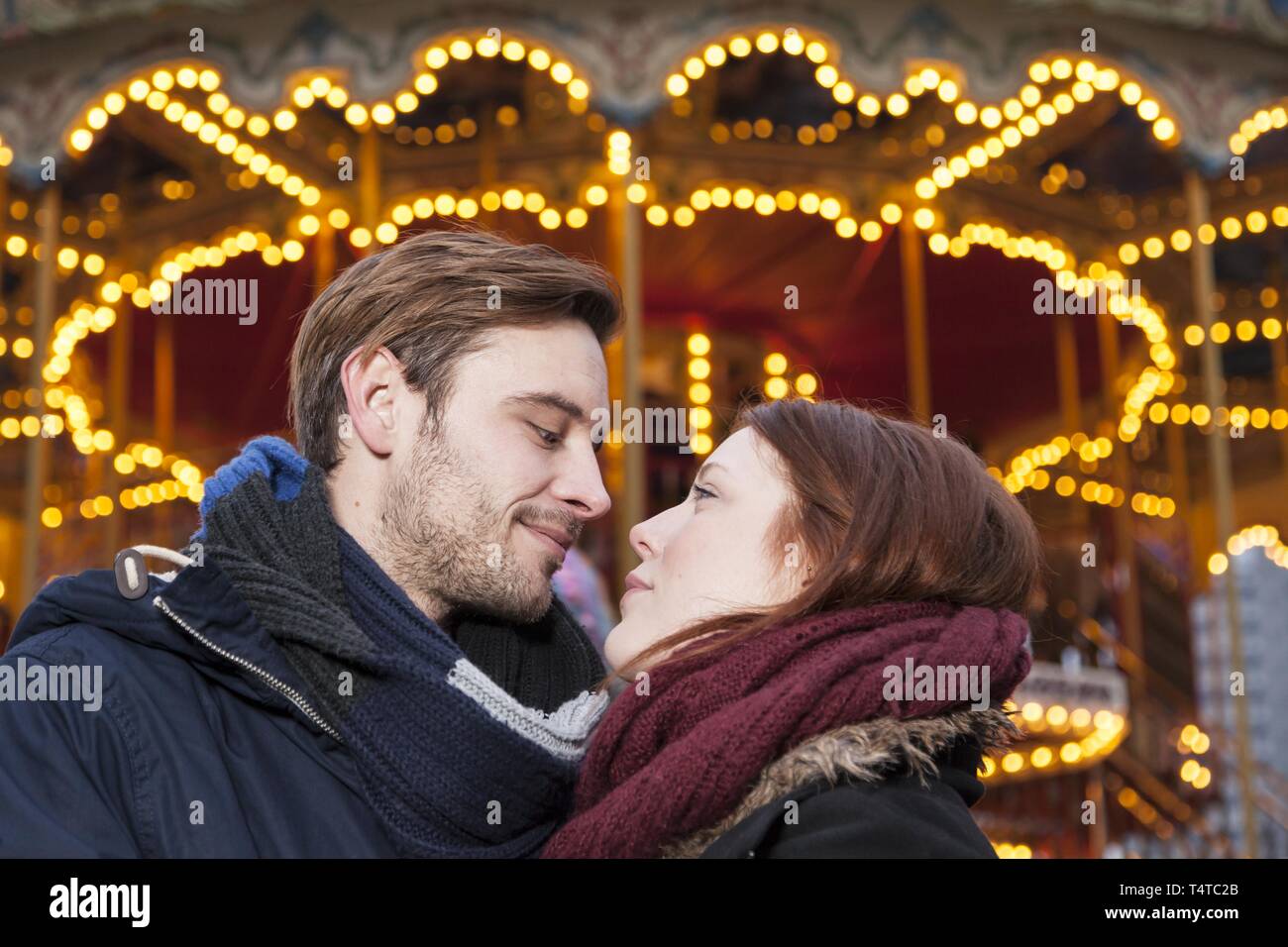 Un giovane cercando in ogni altri occhi, Mercato di Natale, Germania, Europa Foto Stock