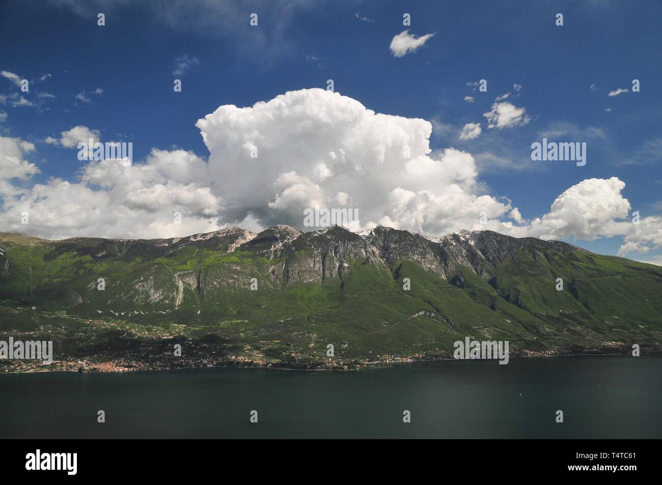 Vista dalla Pieve per la sponda orientale del Lago di Garda e del Monte Baldo, Lago di Garda, Veneto, Italia, Europa Foto Stock