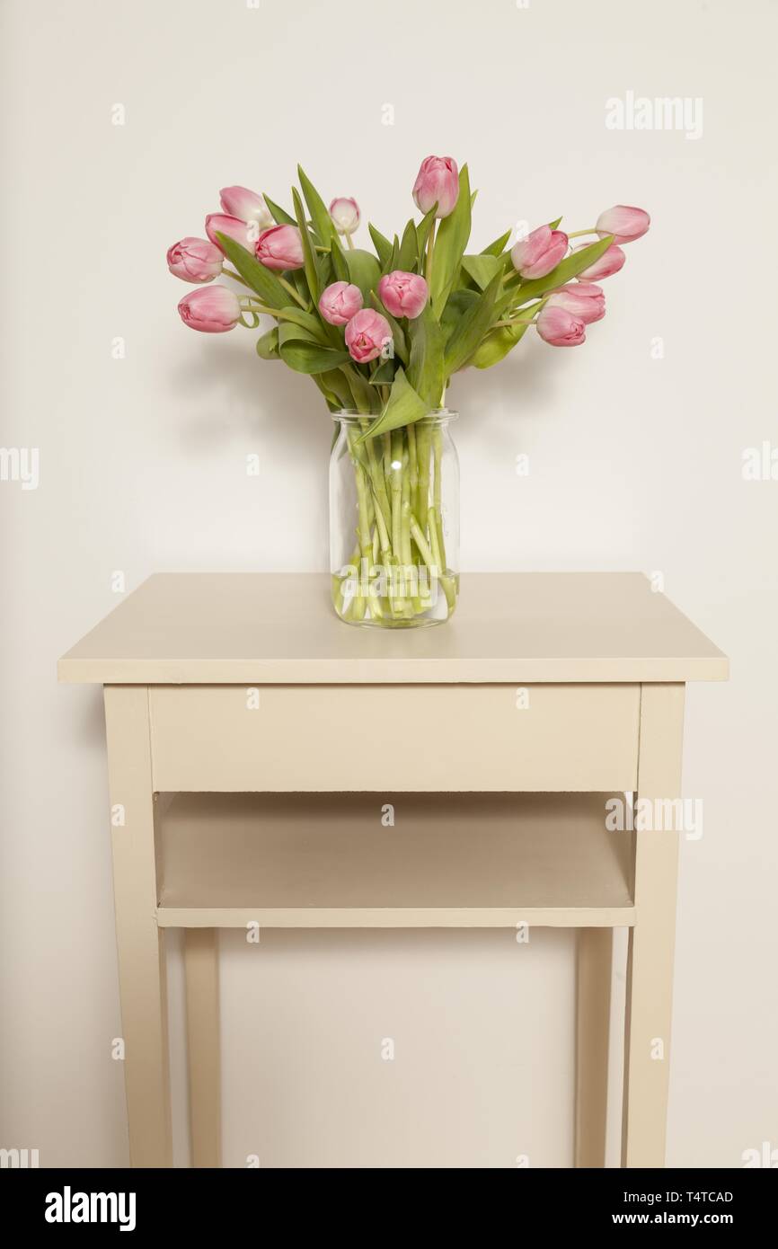 Bouquet di tulipani in vetro su uno sgabello Foto Stock