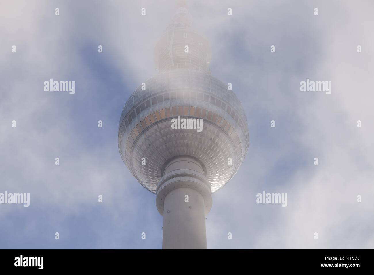La torre della televisione nella nebbia, Berlino, Germania, Europa Foto Stock