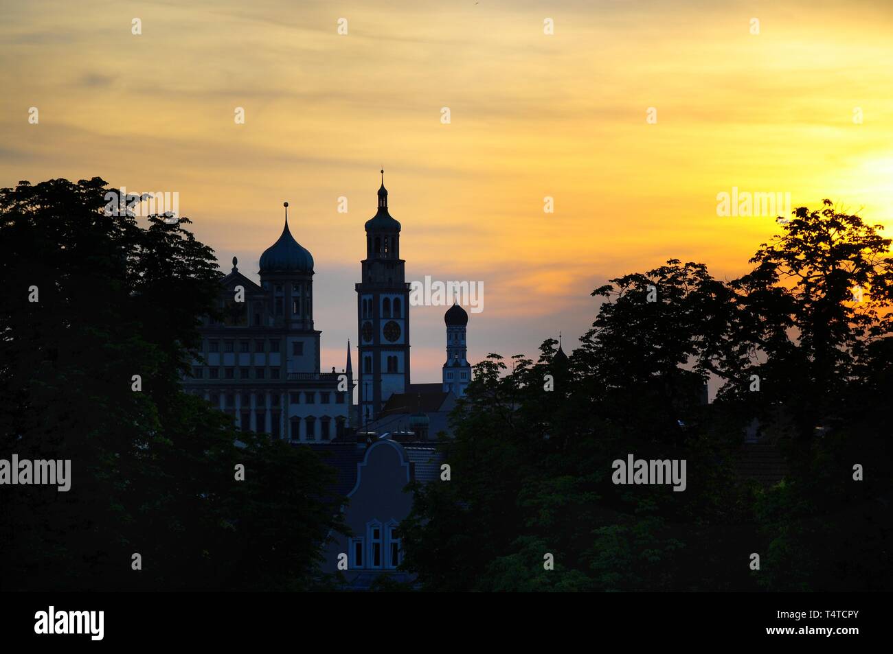 Vista del Augsburg Municipio con la torre Perlach al tramonto, Augsburg, Schwaben, Baviera, Germania, Europa Foto Stock