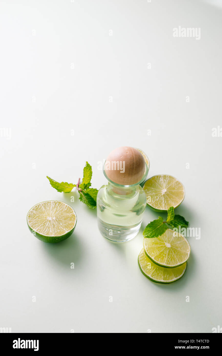 Limone fresco con olio essenziale di limone su un colore di sfondo. Foto Stock