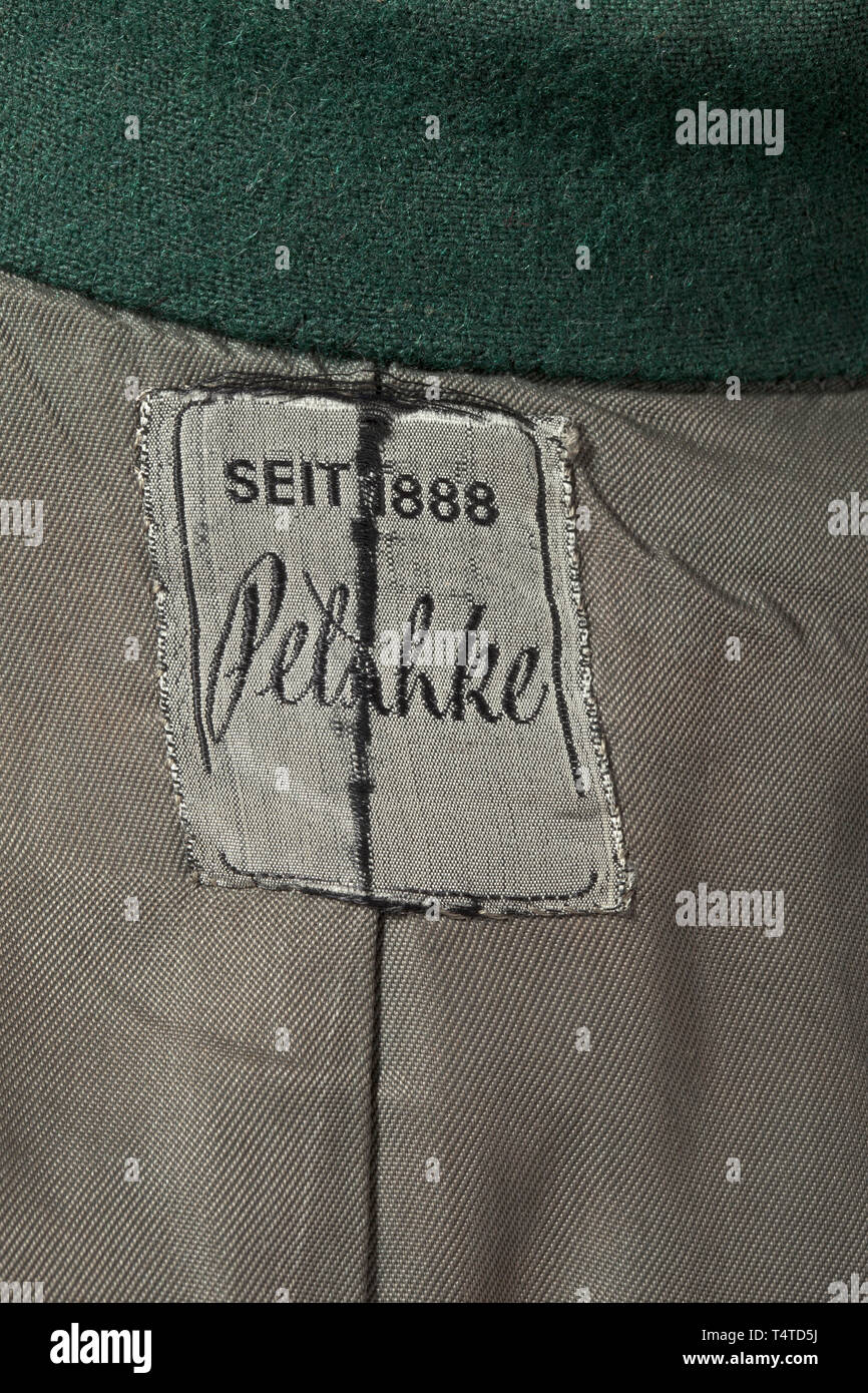 Un servizio uniforme del cavaliere del Cross vincitore SS-Untersturmführer Oskar Schäfer Comandante del 3rd/Heavy SS-battaglione Panzer 503 (Tiger II "Re Tigri') tunica del campo di gabardine grigio con verde scuro e collare, sinistra aprire facoltativamente per usura, e campo tasti grigi. Camicia grigia con apertura per il Sidearm orrendo, la tasca interna con un Petschke, Berlino personalizzare il tag e il nome etichetta in inchiostro dal novembre 1944. Le insegne sono tagliata, sagome di manicotto eagle e schede di spalla visibile. Calzoncini di pietra-gabardine grigio con luce a grana piena il rivestimento in pelle della gamba e fascette di chiusura. Os, Editorial-Use-solo Foto Stock
