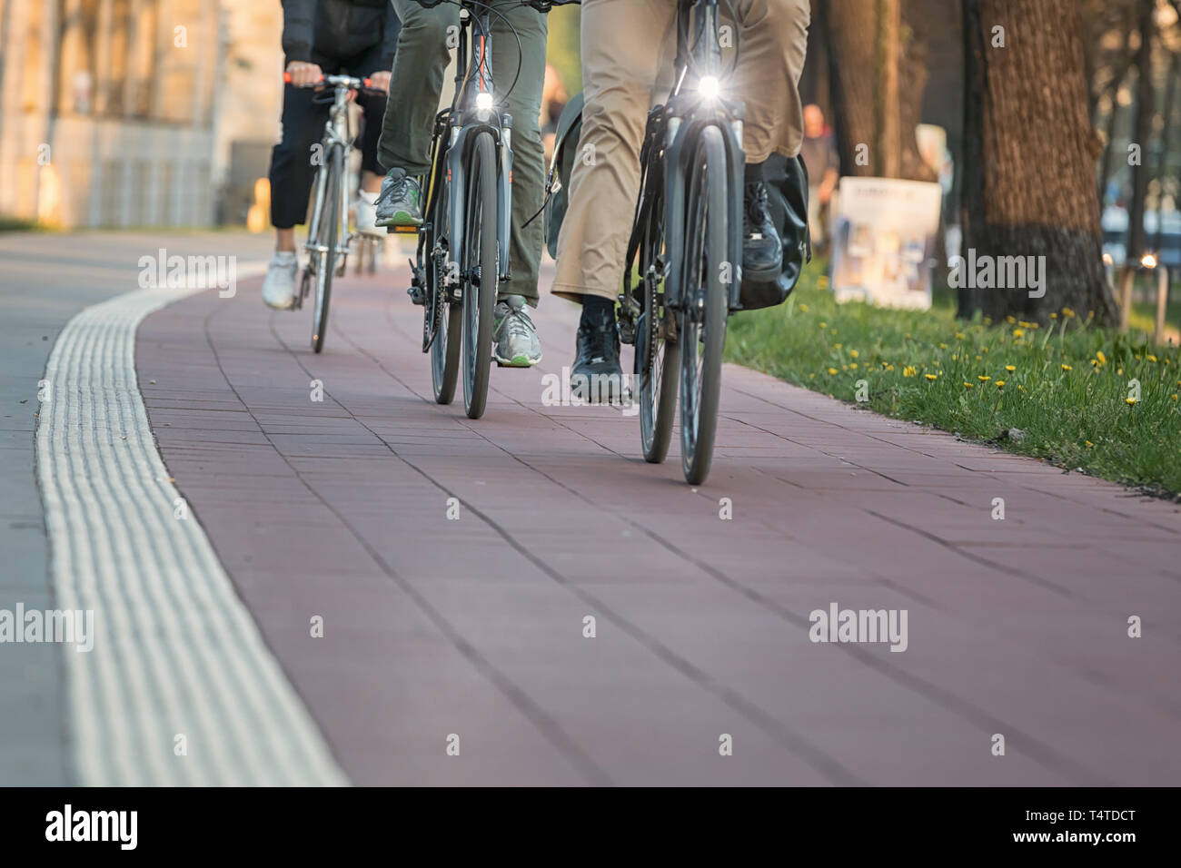 Le biciclette con fari anteriori Foto Stock
