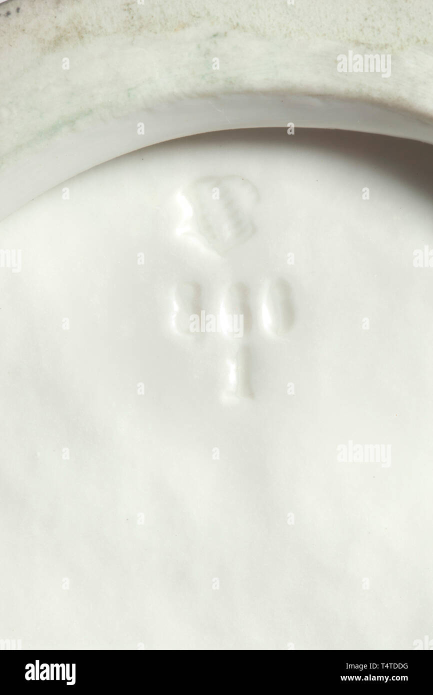 Roland von Bohr - il centrotavola "Autunno" per il Reich, Ministero degli Affari Esteri, un gruppo di figure in bianco, gres porcellanato della manifattura di Nymphenburg. Stile antico ritratto di una gioventù in vendemmia, consegnando alle uve di una ragazza con un bambino in grembo. Stampigliato sulla base del numero di modello '866 - 1', una losanga scudo, e verde underglaze marchio del fabbricante. Piccole parti del vino lascia interrotta o ripristinata, altrimenti ottimamente conservato figura gruppo. Estremamente raro. Altezza ca. 38 cm, lunghezza 36 cm. I quattro pratagoniste 'Spring', 'Summer', 'autunno' e 'invernali', come , Editorial-Use-solo Foto Stock