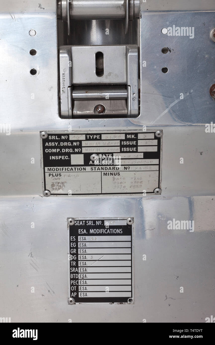 Un Vulcan cromato sedile di espulsione da Martin-Baker, il sedile con allegate le targhette di identificazione di tipo '3152' e 'MK. 3', 'Date 15.7.74' e 'Smangiare Srl. No. 46'. Altezza 142 cm, larghezza 53 cm. Il Vulcan era un quattro motori a getto strategico bombardiere British fare, ed è stato implementato dalla RAF durante il periodo della guerra fredda come la prima centrale nucleare armati di aeromobili in grado di volare a 52.000 piedi di altitudine. Il suo volo inaugurale ha avuto luogo il 30 agosto 1952. Perché le sue enormi ali in delta rendono il velivolo difficili da rilevare tramite radar, è stato chiamato il primo stealth un, Additional-Rights-Clearance-Info-Not-Available Foto Stock