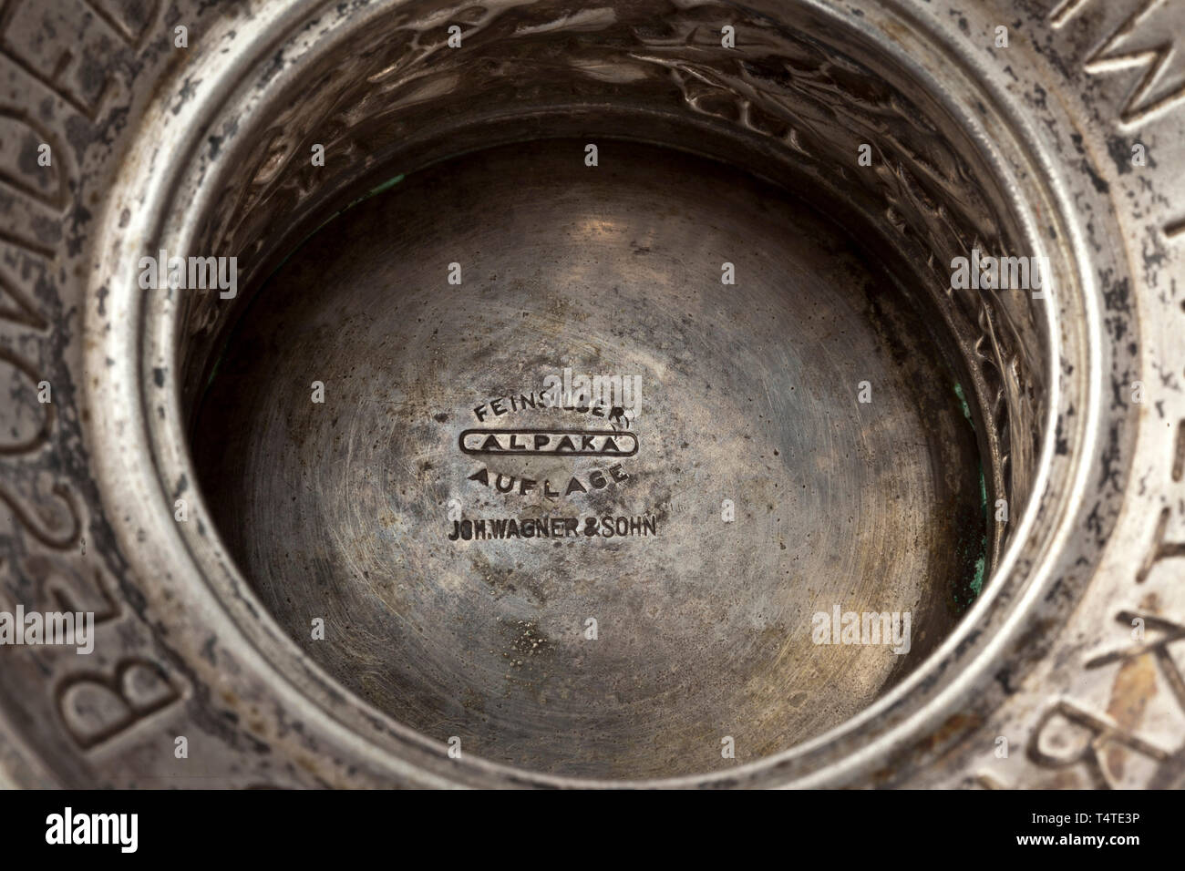 Un calice di onore per gli eccezionali risultati raggiunti nella guerra aerea - osservatore Lothar Kroczek, calice del secondo tipo, prodotta in placcati argento alpacca con nome inciso "OBERFELDWEBEL LOTHAR KROCZEK AM 7.11.42'. La base con la consueta maker e dichiarazione del materiale. Un pulito, sfregato il calice di un osservatore dell'antenna. Altezza 20,7 cm. Peso 368 g. storica del Novecento storico, Editorial-Use-solo Foto Stock