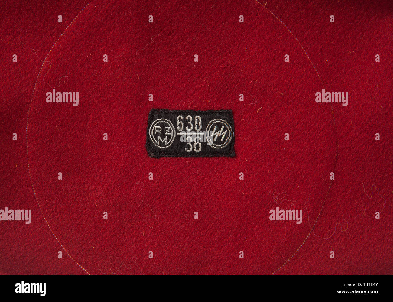 JOHN PEPERA raccolta, un SS-fascia da braccio, Multi-pezzo, rosso lana, campo di base con 8,5 cm di diametro, centrale, verticalmente nervato, nei toni del bianco rayon, campo circolare con un montaggio inclinato, nervate, nero nastro in rayon swastika. I bordi superiore e inferiore della fascia delimitata con una larghezza di 8 mm verticalmente nervati, rayon nero nastro. Fascia da braccio con completo nero 'RZM (doppio cerchio) 630/36 SS (doppio cerchio)' tag panno., Editorial-Use-solo Foto Stock