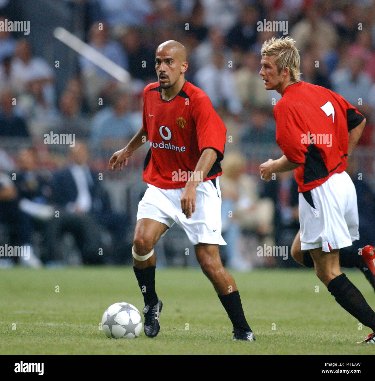 Arena di Amsterdam Paesi Bassi 2.8.2002, calcio: Torneo di Amsterdam, Manchester United (rosso) vs Ajax Amsterdam (blu) 1:2 ---- Juan Sebastian Veron, DAVID BECKHAM ( sia l'uomo) Foto Stock