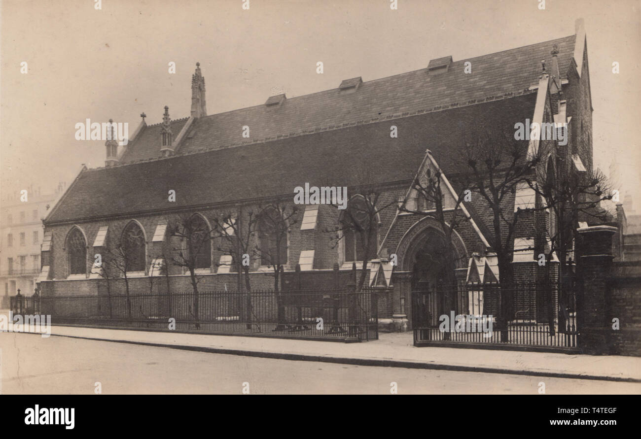 Vintage Cartolina fotografica che mostra una storica Chiesa Britannica Foto Stock