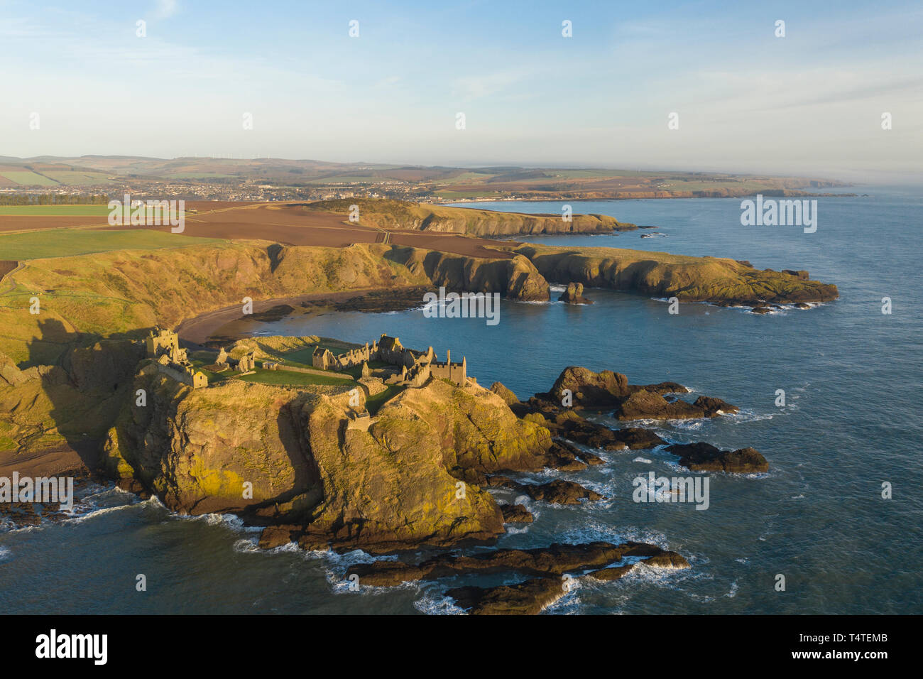 Veduta aerea del castello di Dunnottar una fortezza medievale in rovina situata su un promontorio roccioso a sud della città di Stonehaven, Aberdeenshire, Scozia. Foto Stock