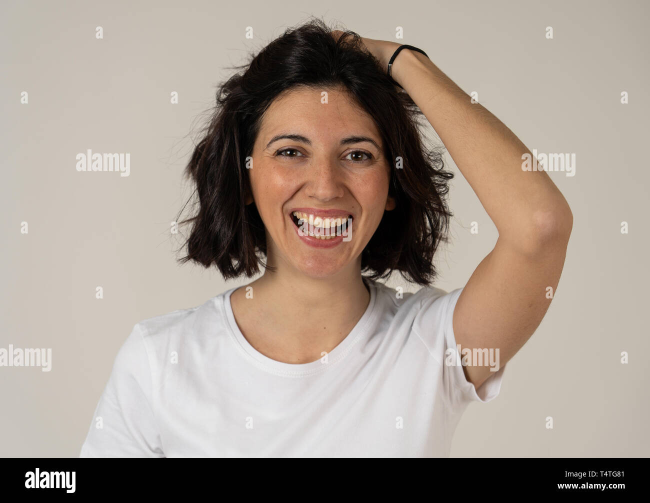 Close up ritratto di giovane bella donna caucasica con la faccia felice e bel sorriso fissando la telecamera. Isolato su bianco. In Persone, positivo hu Foto Stock