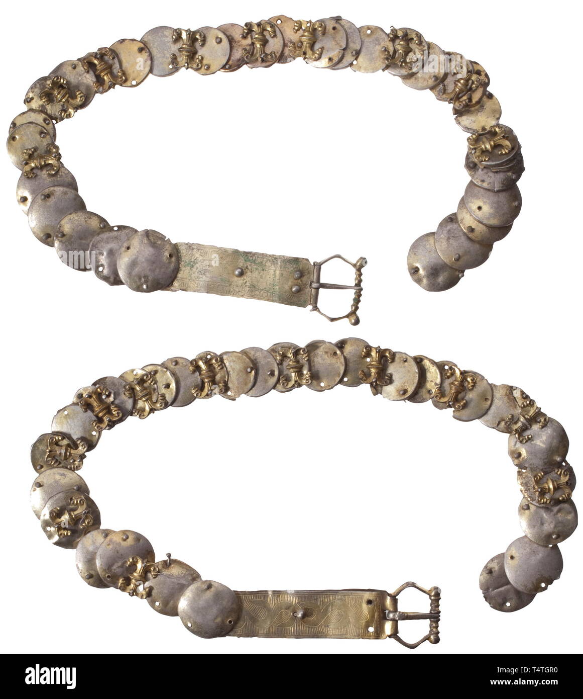 Due set di argento tedesco-nastro dorato raccordi, XII/XIII secolo. Comprendente due fibbie della cintura di sicurezza posteriore, 20 a forma di x e ca. 90 circolare con raccordi in gran parte conservati i rivetti in argento. Le fibbie incisi sulla parte anteriore con un disegno geometrico. Alcuni pezzi danneggiati e con difetti, la placcatura in oro parzialmente sfregato. Lunghezza di fibbie 11,7 e 13 cm. Provenienza: Collezione privata dal sud della Germania, degli anni settanta e più tardi. storica, storica, medioevo, Additional-Rights-Clearance-Info-Not-Available Foto Stock