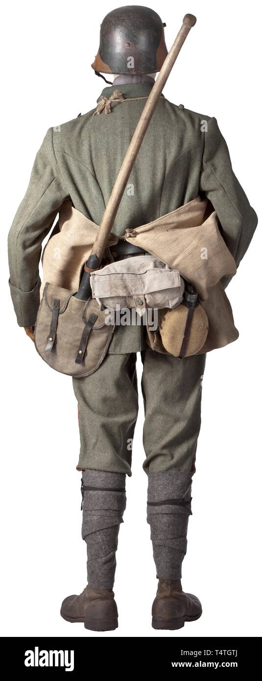 Un ensemble di uniforme per un assalto Pioneer in una guerra di trincea.  Acciaio casco M 1916 in 'Mimicry' camouflage con il produttore di marchi.  Tre-pezzo camicia interna, cinghia per il mento