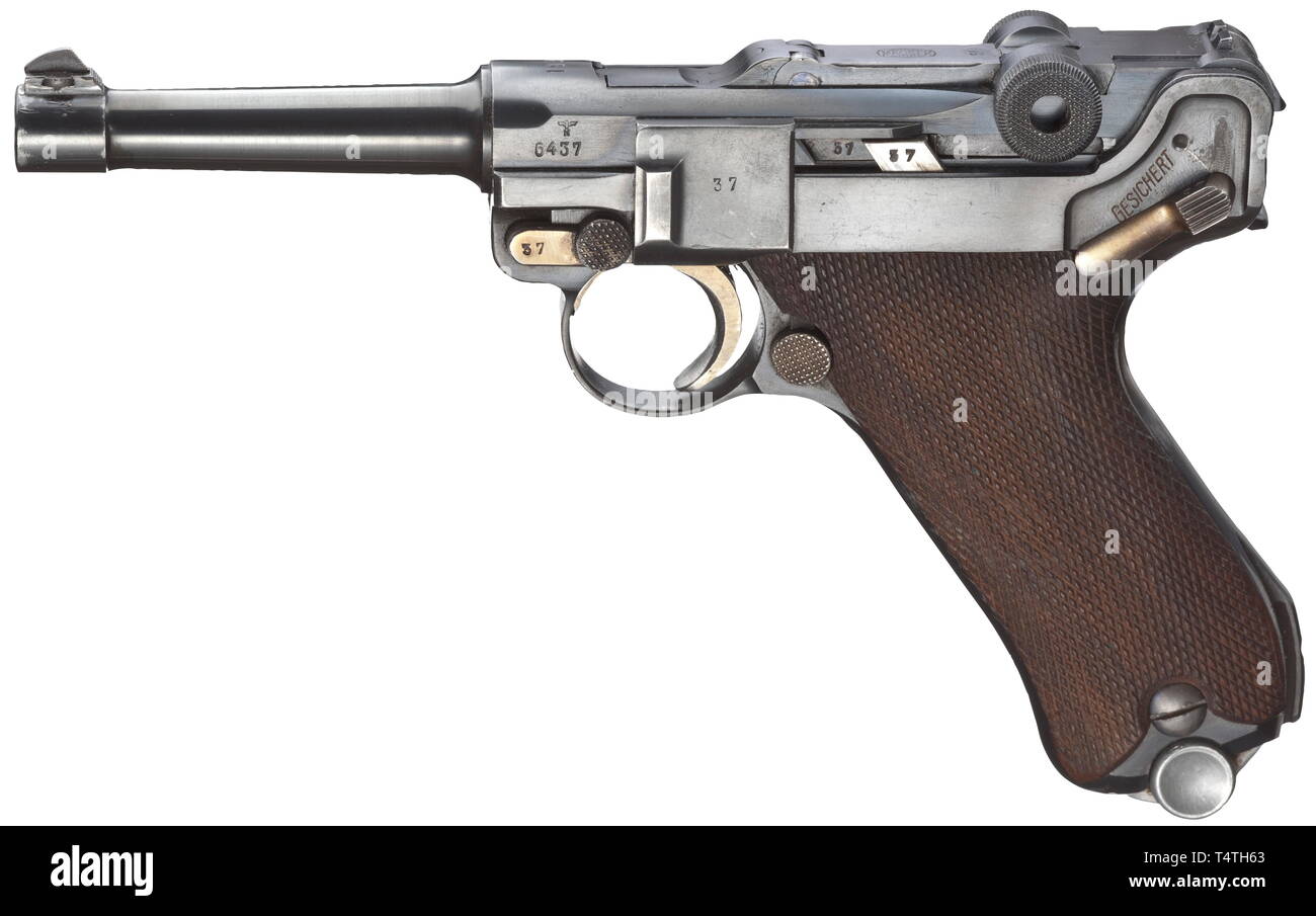 Un Parabellum Mauser 1939, cal. 7.65 Parabellum, n. 6437w. I numeri corrispondenti compresi percussore. Foro luminoso. Prova mark: Eagle/'N'. Camera sotto un piccolo foro per il rilascio di gas. Mauser sul cilindro anteriore di collegamento a ginocchiera. Blu originale con il minimo utilizzo dello storage e di marchi, toccato-up sulla estremità posteriore del telaio sottostante anello di cordino. Parzialmente indurito grasso. Piccole e parti funzionali giallo e blu, trigger modificato con bordi lisciati. Noce scuro pannelli di presa. Matching-numerati, brunito sheet metal magazine con base in alluminio. Erwerbsscheinpflic, Additional-Rights-Clearance-Info-Not-Available Foto Stock