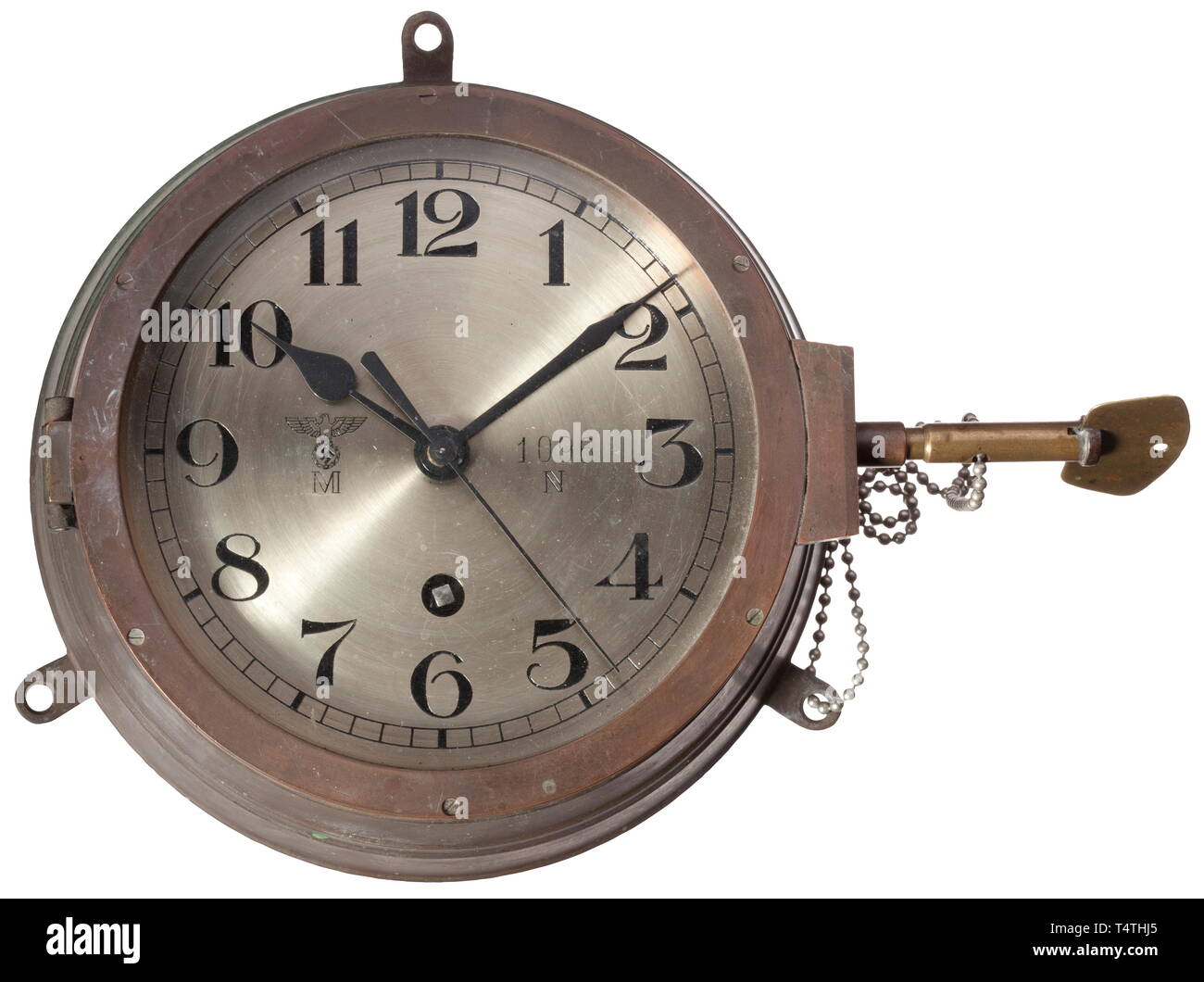Un shipïs orologio da parete della Kriegsmarine, presumibilmente fabbricato  da Kieninger & Obergfell. Alloggiamento in ottone, acciaio annerito  puntatori, orologio con Reich eagle 'M' e numero navale 1096 N. Il  coperchio è