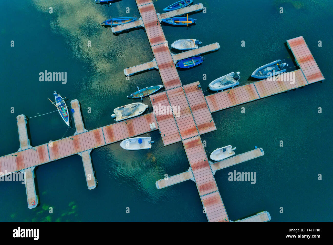 Fotografia aerea del bacino galleggiante con barche, motoscafi e navi galleggianti in acqua nel lago piccolo Prespes, Grecia settentrionale Foto Stock