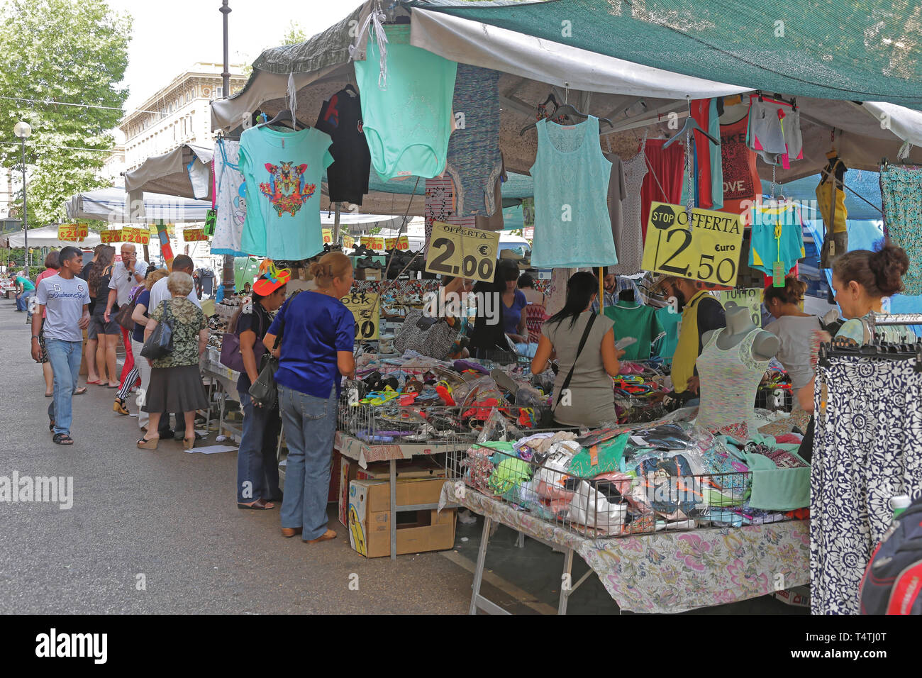 Roma, Italia - 30 Giugno 2014: Street bancarelle con abbigliamento economici a Roma, Italia. Foto Stock