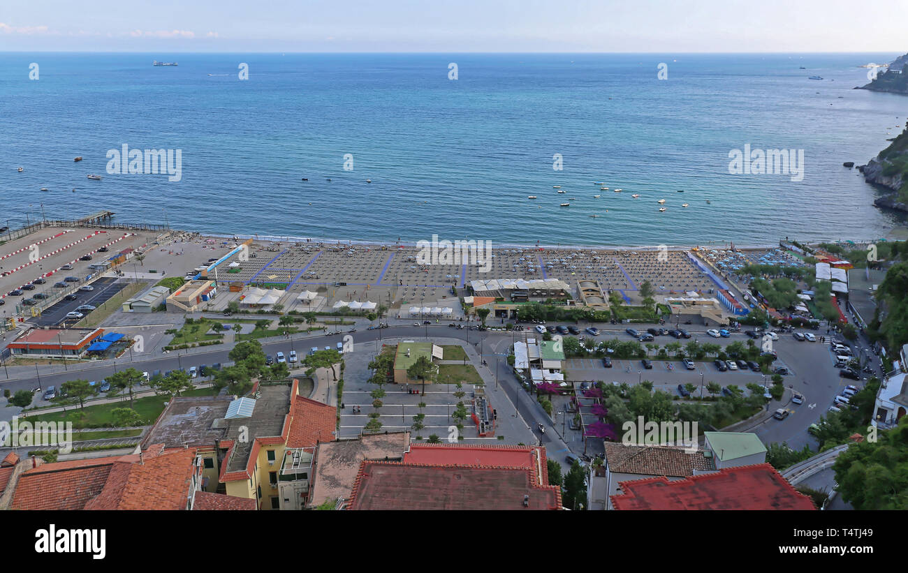 Vietri Sul Mare, Italia - 27 Giugno 2014: pomeriggio presso la grande spiaggia sabbiosa di Vietri Sul Mare vicino a Salerno, Italia. Foto Stock