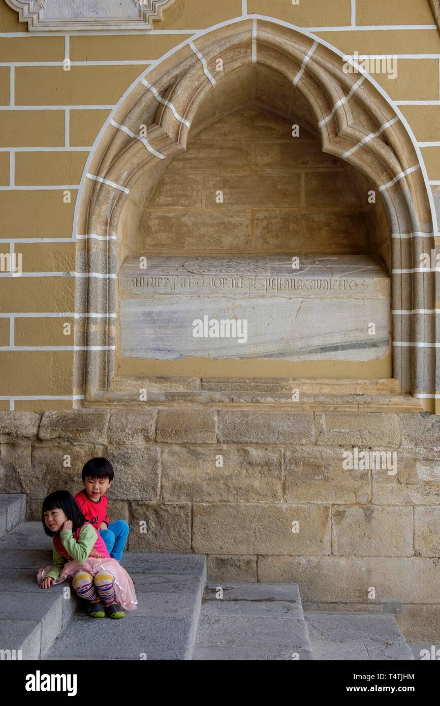 Niños asiaticos en el claustro, construido entre 1317 y 1340, estilo gótico, Catedral de Évora, Basílica Sé Catedral de Nossa Senhora da Assunção, Évora, Alentejo, Portogallo. Foto Stock
