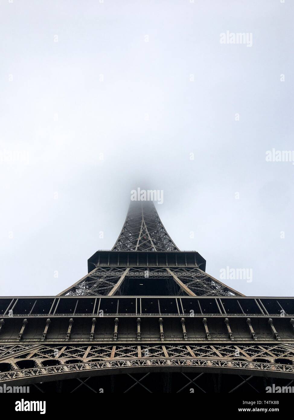 Torre Eiffel Parigi perso in misty inverno meteo Foto Stock