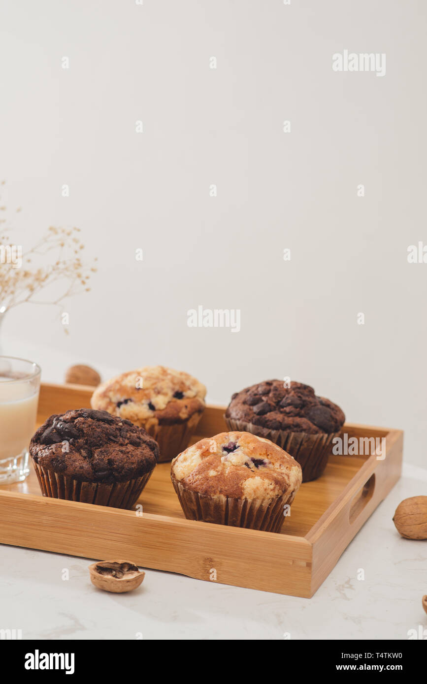 La prima colazione con prodotti freschi fatti in casa deliziosi muffin e latte. Foto Stock