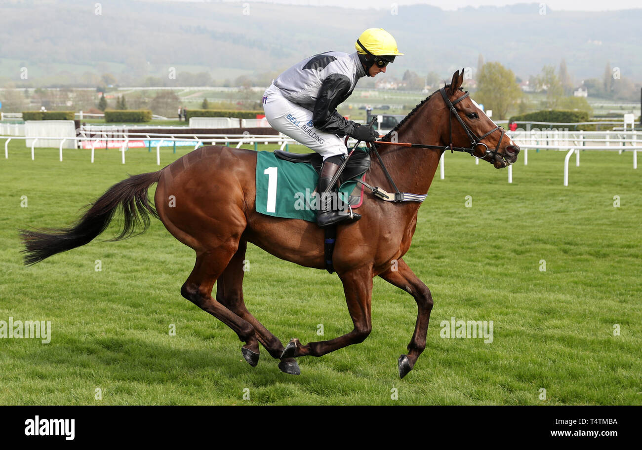 Unison cavalcato da Matt Griffiths va al post durante il primo giorno della riunione del mese di aprile a Cheltenham Racecourse. Foto Stock