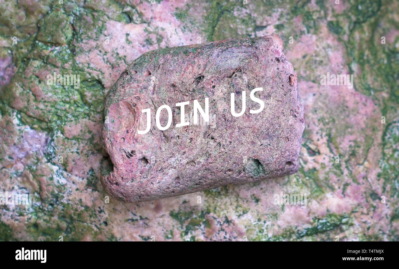 Assunzione o assunzione di concetto, parole Join us stampato su pietra Foto Stock