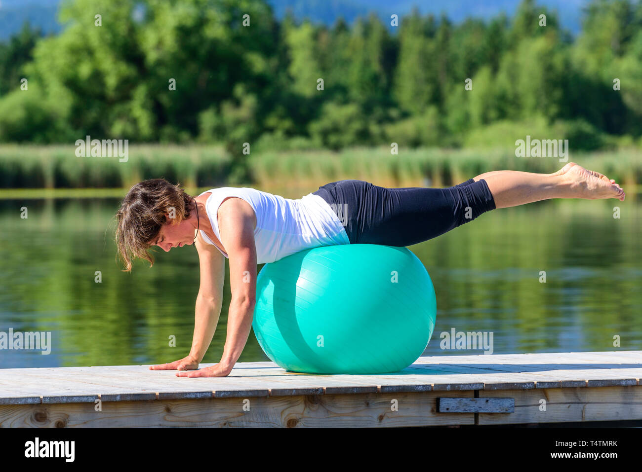 Donna facendo ginnastica Pilates con sfera Foto Stock