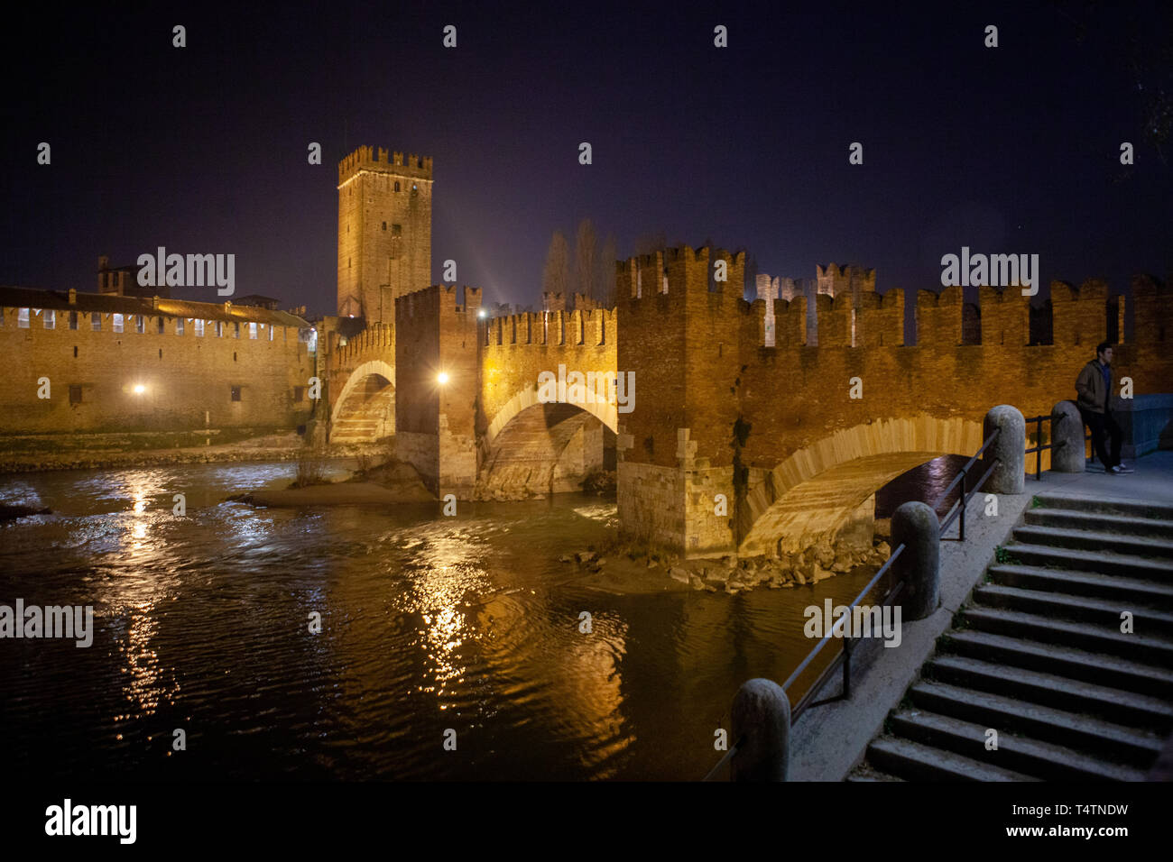 Verona, Italia - Marzo 2019. Ponte di Castelvecchio, mattoni & ponte di marmo con 3 campate & archi, costruita nel XIV secolo e ricostruito dopo la seconda guerra mondiale. V Foto Stock