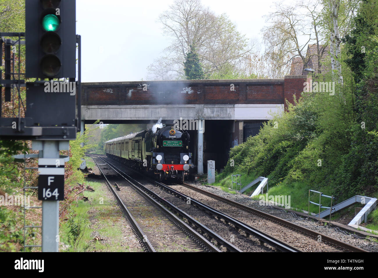 Marina mercantile 35028 Classe linea Clan locomotiva a vapore, Whitton stazione ferroviaria, Londra, UK, 18 aprile 2019, Foto di Richard Goldschmidt Foto Stock