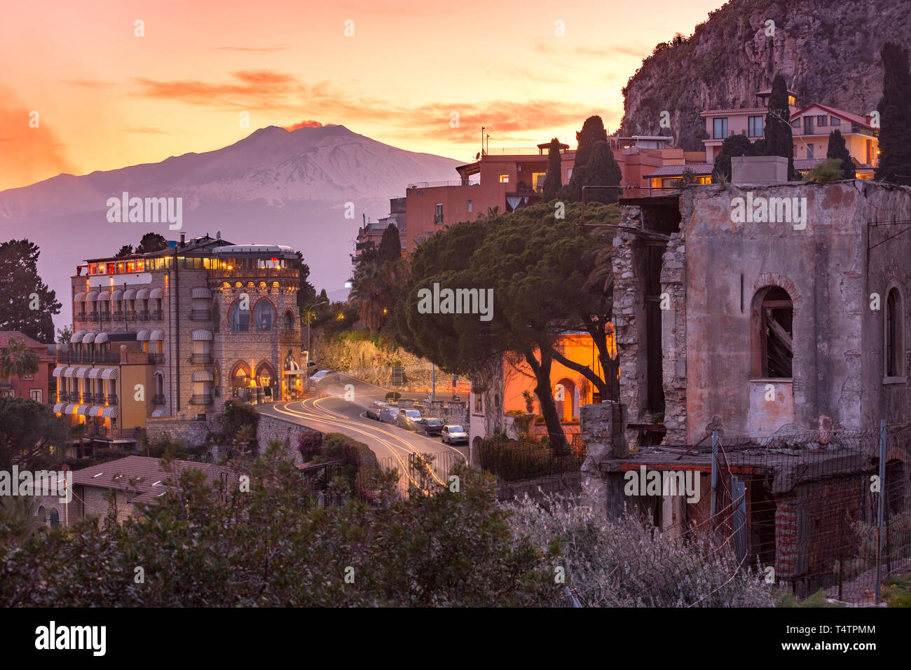 Il monte Etna al tramonto visto da Taormina, Sicilia Foto Stock