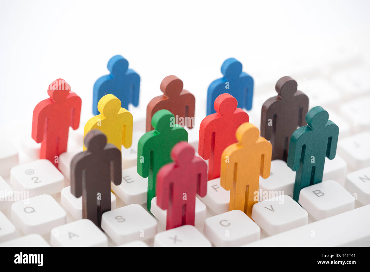 Verniciato colorato gruppo di persone cifre sulla tastiera del computer Foto Stock