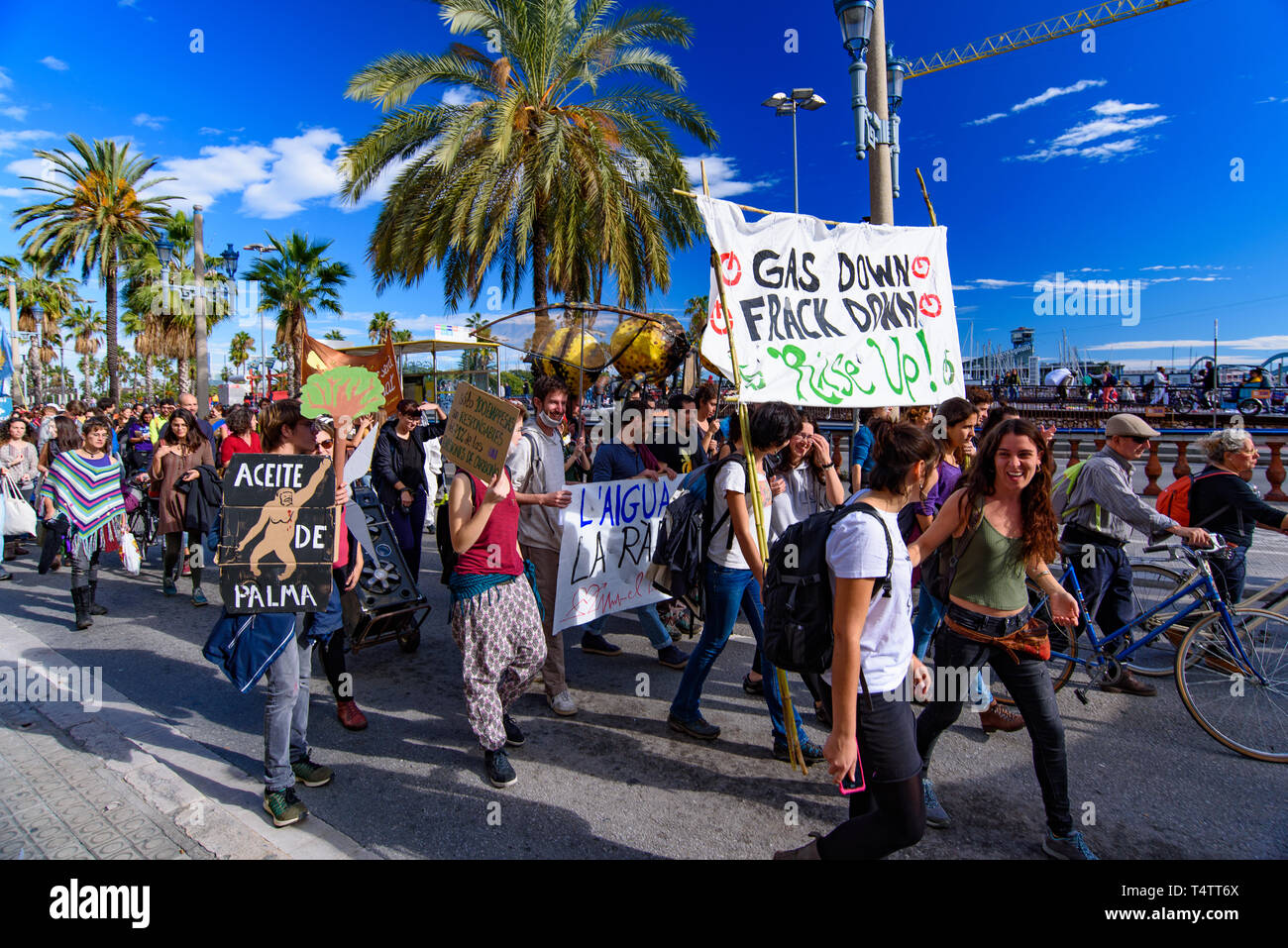 Persone che protestano contro l'inquinamento atmosferico e il cambiamento climatico sulla strada di Barcellona, Spagna Foto Stock