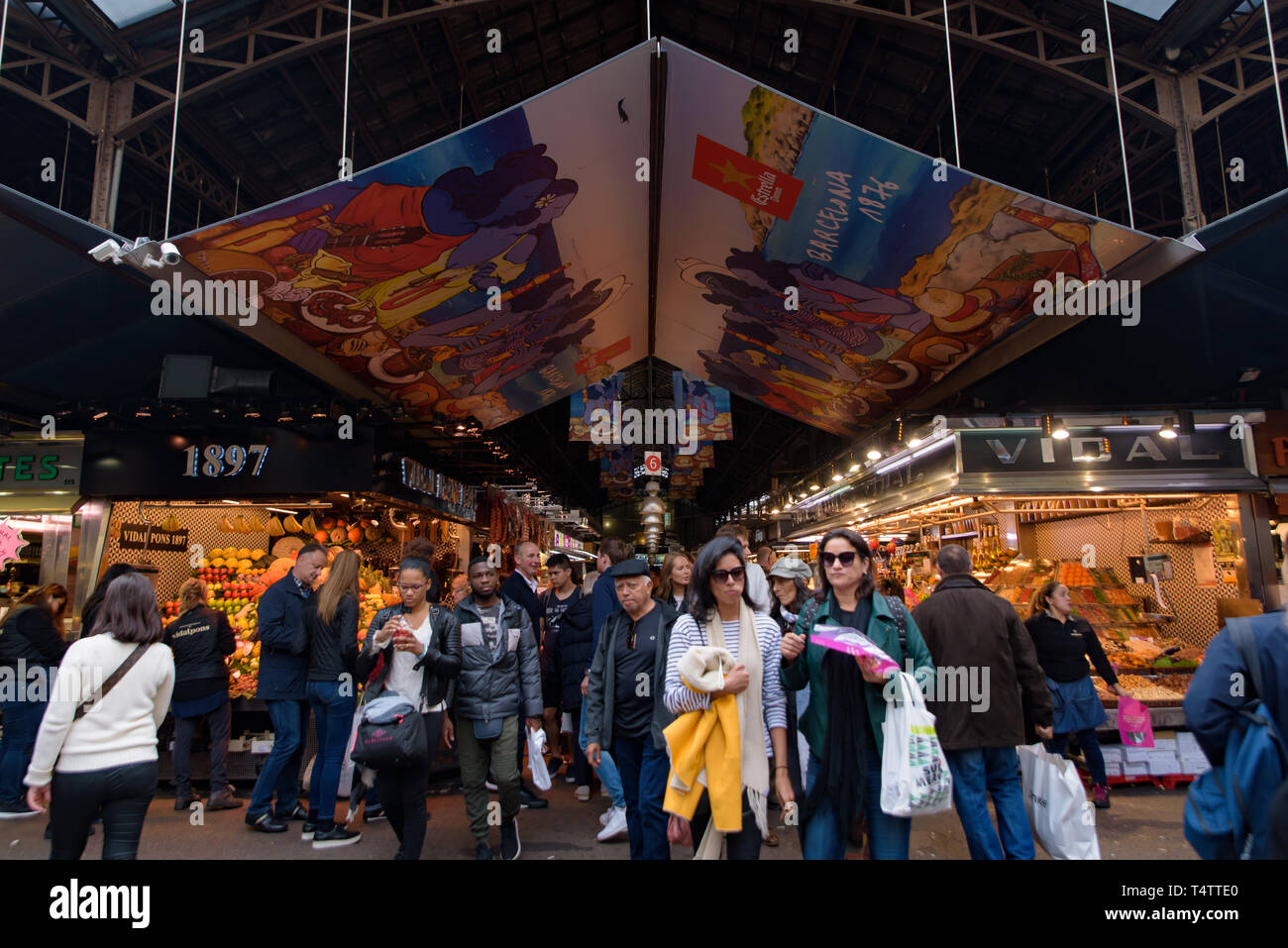 Il Mercat de Sant Josep de la Boqueria, un tipico mercato spagnolo a Barcellona, Spagna Foto Stock