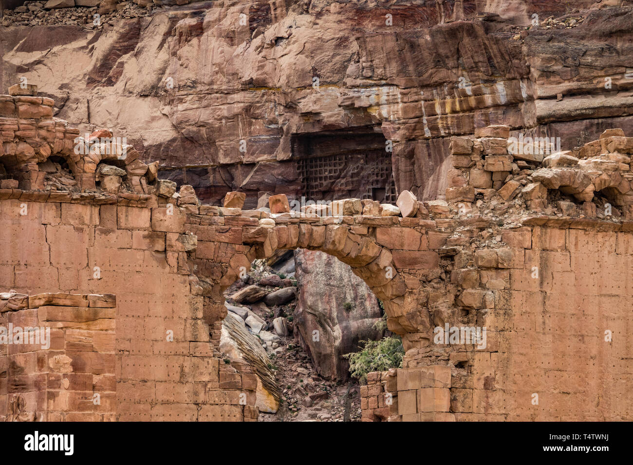 In pietra ad arco dettaglio nei pressi del Grande Tempio di Petra, Giordania Foto Stock