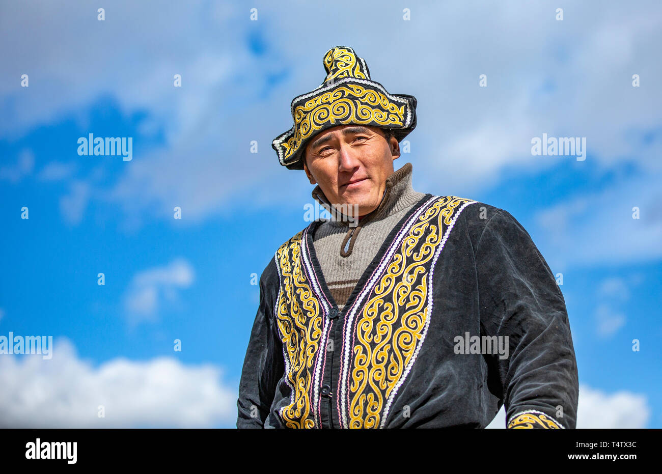 Il bayan Ulgii, Mongolia, 3 ottobre 2015: uomo kazako in tradizionale soprabito e hat Foto Stock