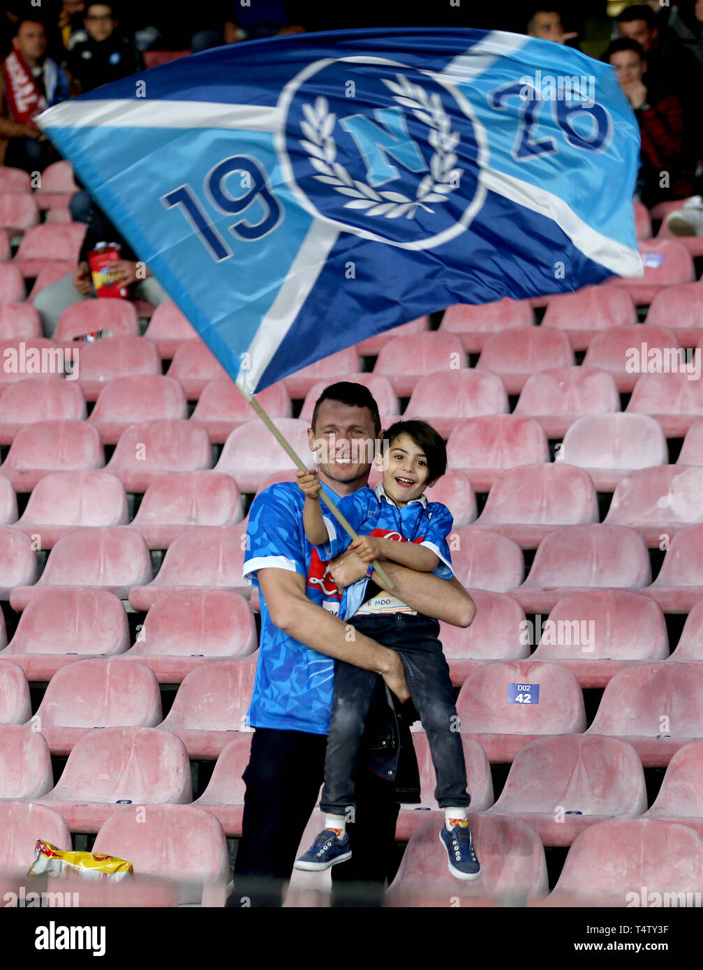 Napoli tifosi sulle tribune durante la UEFA Europa League quarti di finale della seconda gamba corrispondere allo Stadio San Paolo di Napoli. Foto Stock