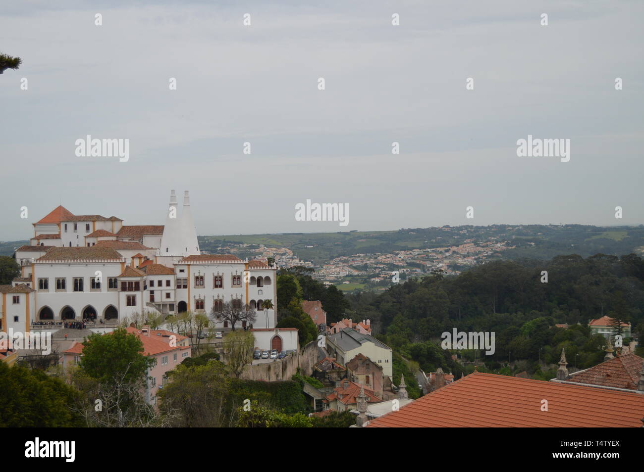 Vedute aeree del Palazzo Nazionale di Sintra. Natura, architettura, storia, street photography. Aprile 13, 2014. Sintra, Lisbona, Portogallo. Foto Stock