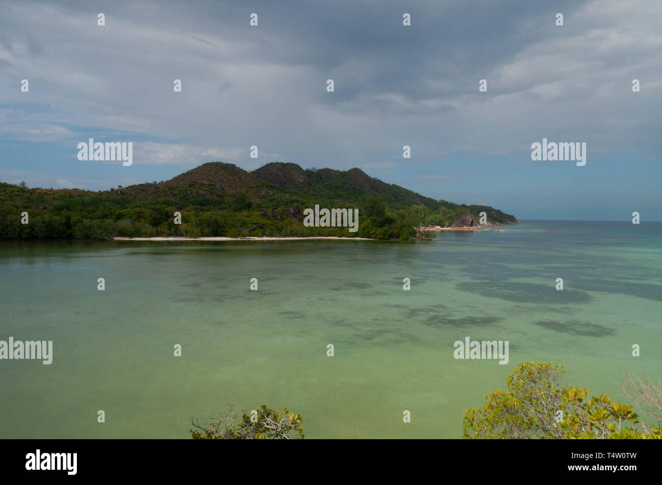 Vista della costa del Parco Nazionale Marino di Curieuse island, Seicelle Foto Stock