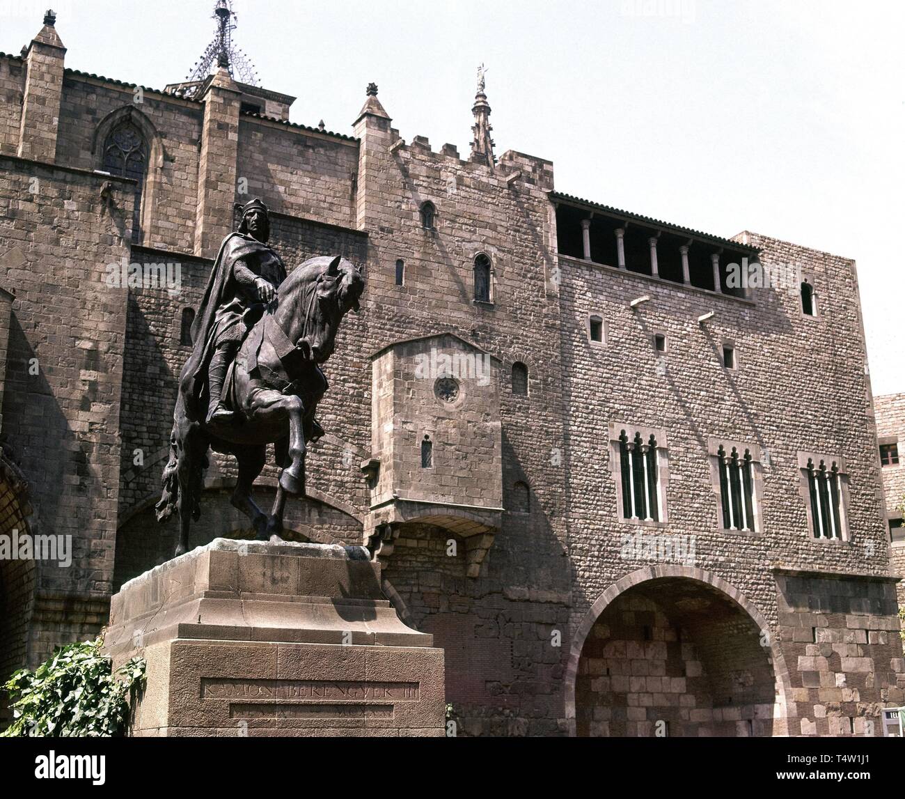 BARRIO GOTICO - ESTATUA DE RAMON BERENGUER III - CONDE DE BARCELONA (1082-1131) - 1950. Autore: LLIMONA BRUGUERA JOSEP. Posizione: Capilla de Santa Agata. Spagna. Foto Stock