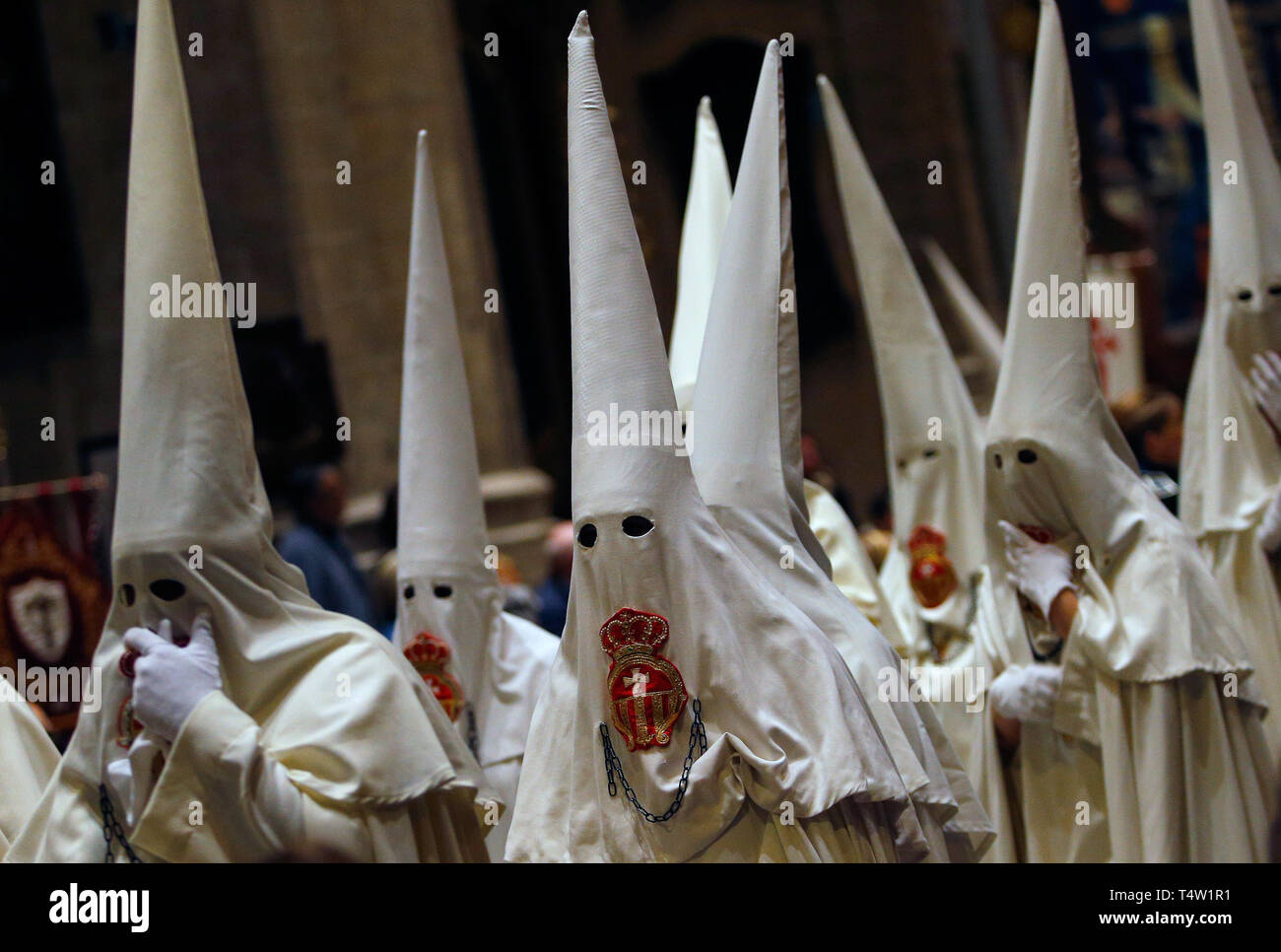 Palma de Mallorca / Spagna - 17 Aprile 2019: penitenti prendere parte alla processione del Santo Cristo di Santa Cruz durante pasqua settimana santa in spagnolo Foto Stock