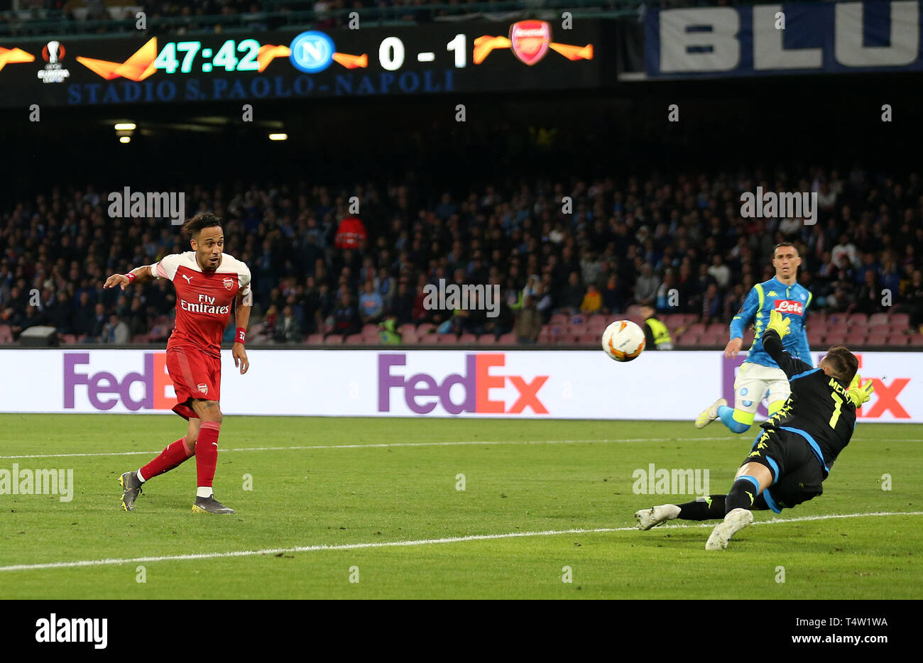 Dell'Arsenal Pierre-Emerick Aubameyang ha il suo tiro salvato da Napoli il portiere Alex Meret durante la UEFA Europa League quarti di finale della seconda gamba corrispondere allo Stadio San Paolo di Napoli. Foto Stock