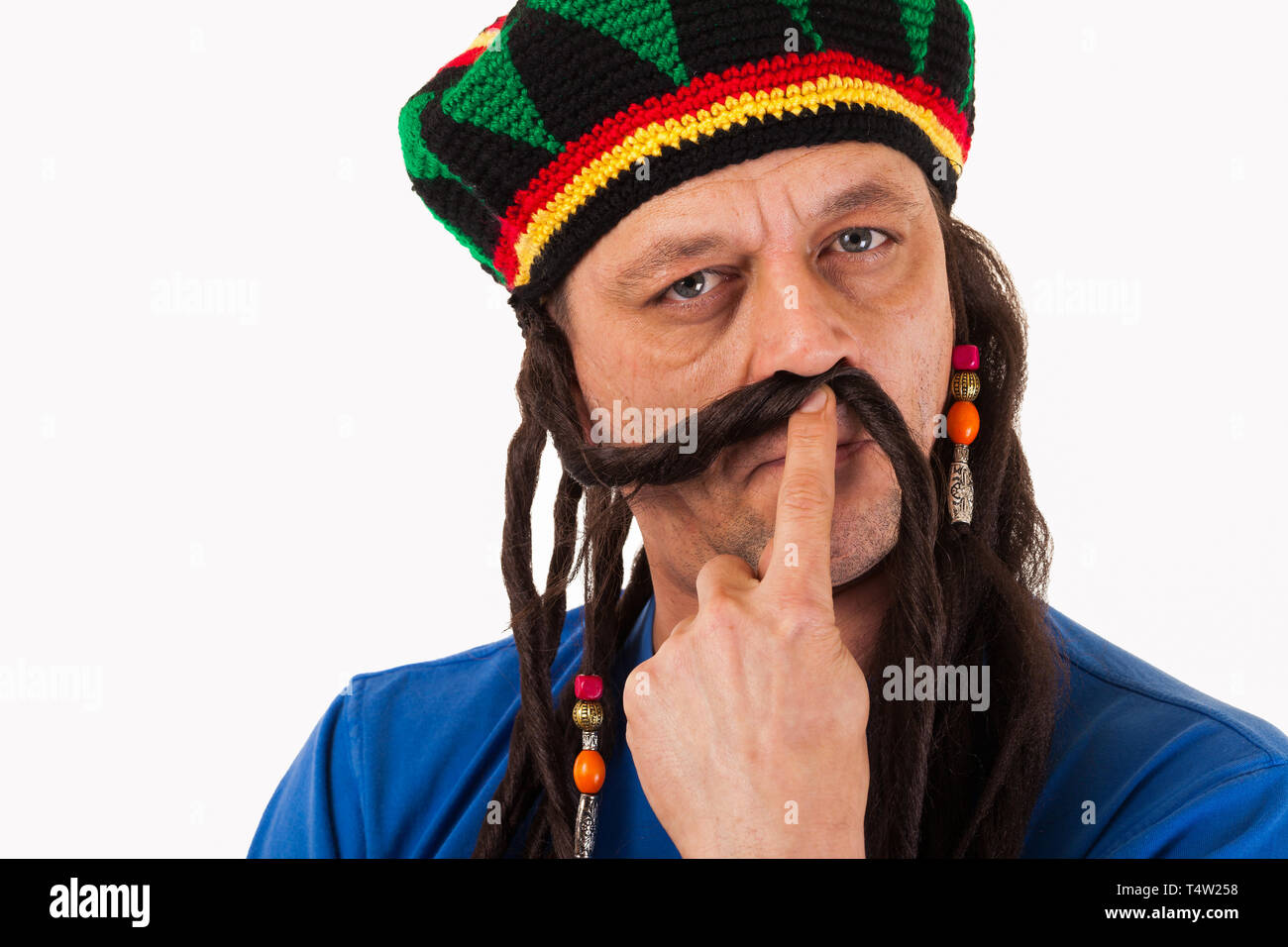 Un uomo pazzo con dreadlocks wig-isolato Foto Stock
