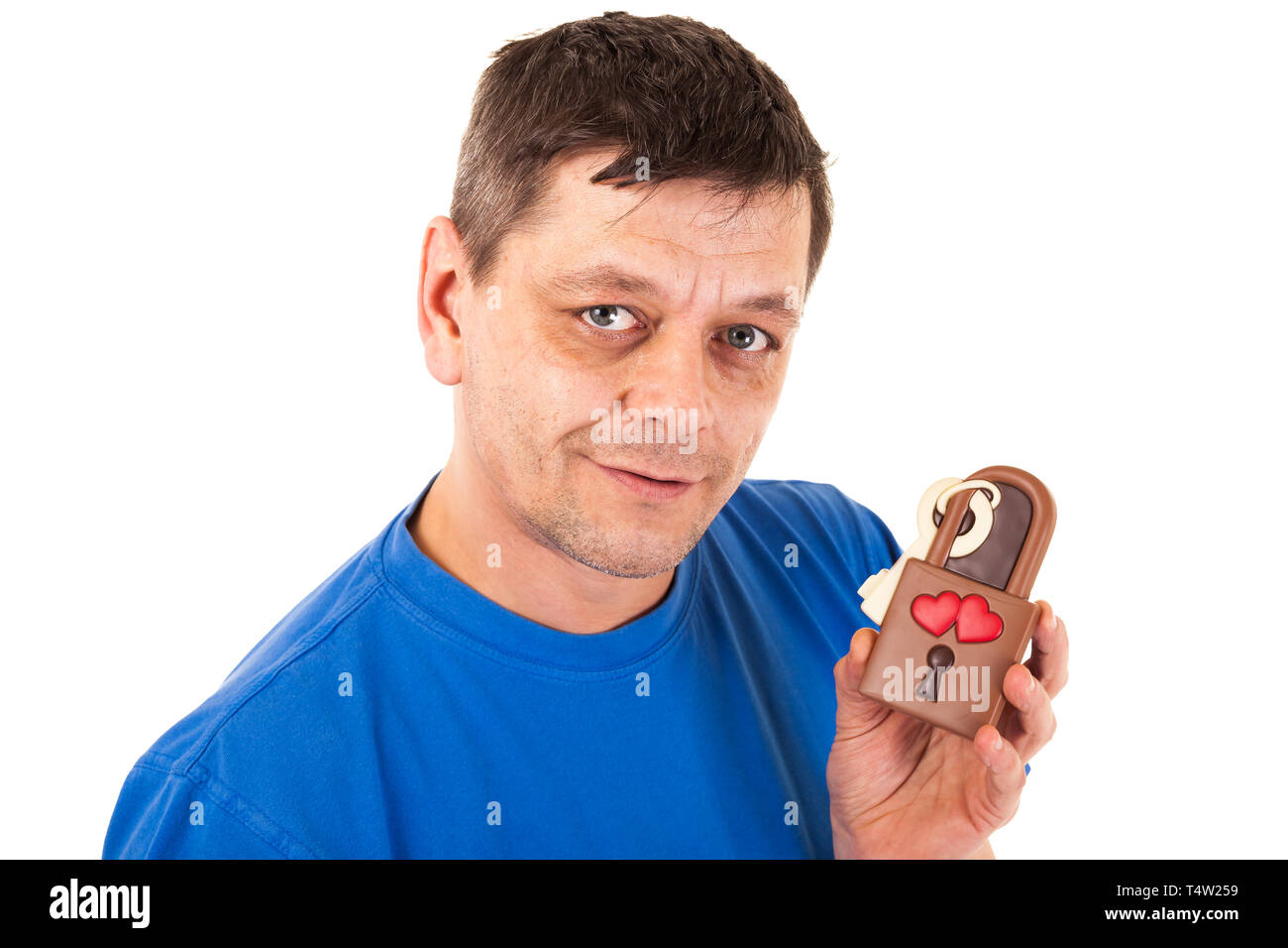 Un uomo con un cioccolato - amore bloccare nella sua mano - isolato Foto Stock